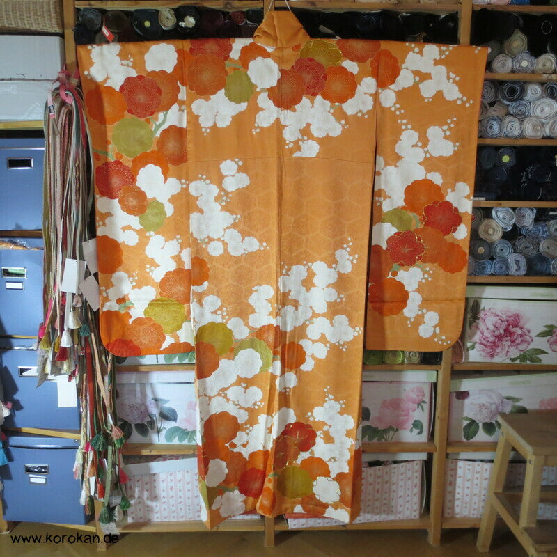 große Blüten auf mandarin - gold Furisode Seidendamast Kimono, goldbestickt