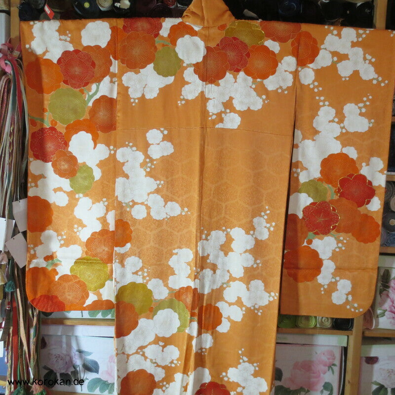 große Blüten auf mandarin - gold Furisode Seidendamast Kimono, goldbestickt
