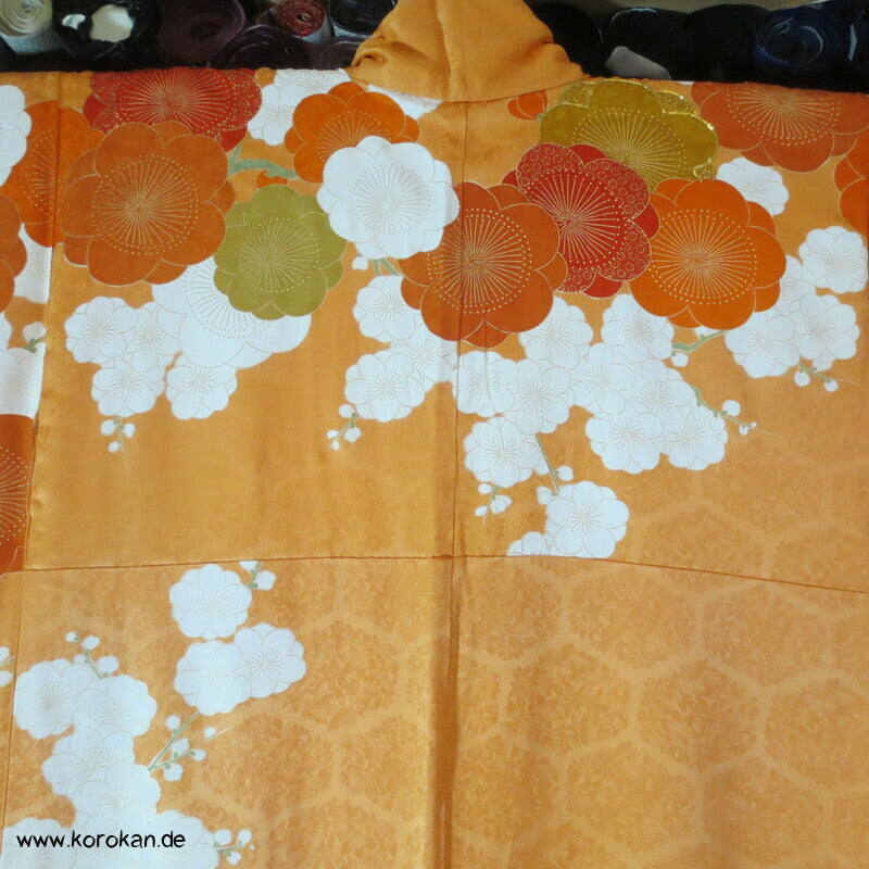 große Blüten auf mandarin - gold Furisode Seidendamast Kimono, goldbestickt
