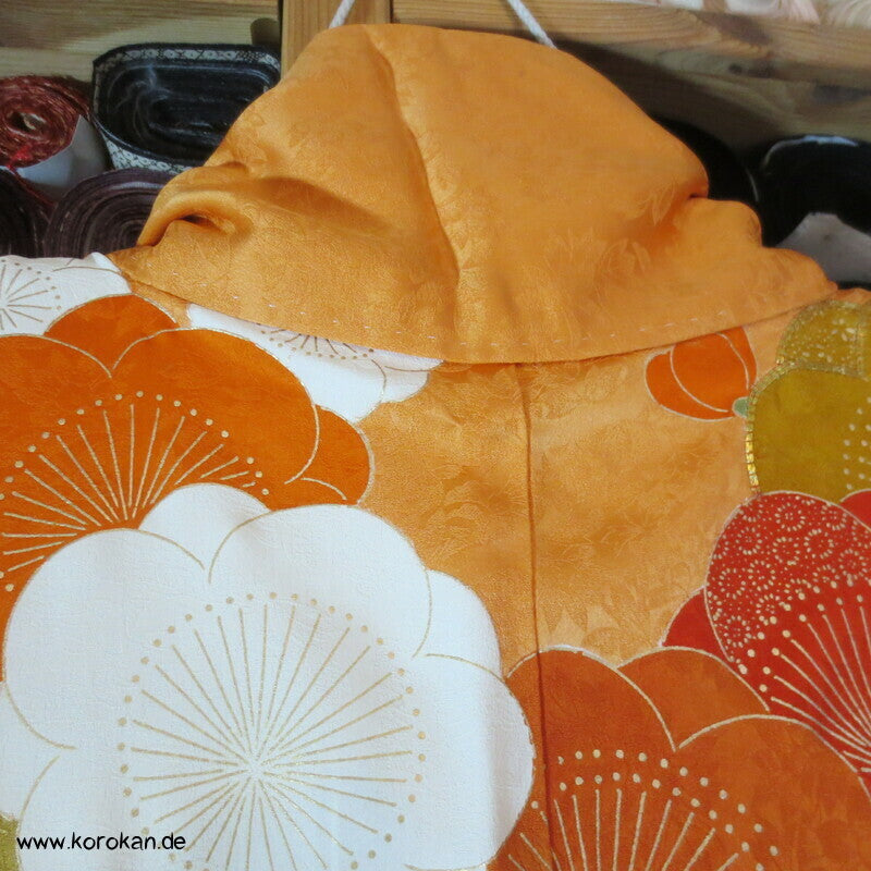große Blüten auf mandarin - gold Furisode Seidendamast Kimono, goldbestickt