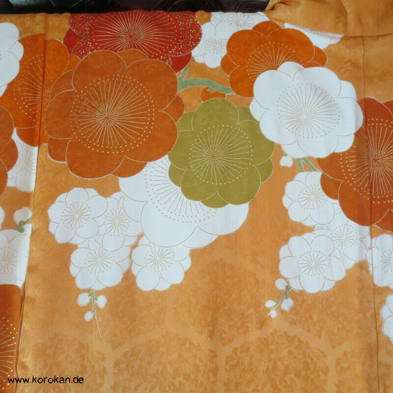 große Blüten auf mandarin - gold Furisode Seidendamast Kimono, goldbestickt