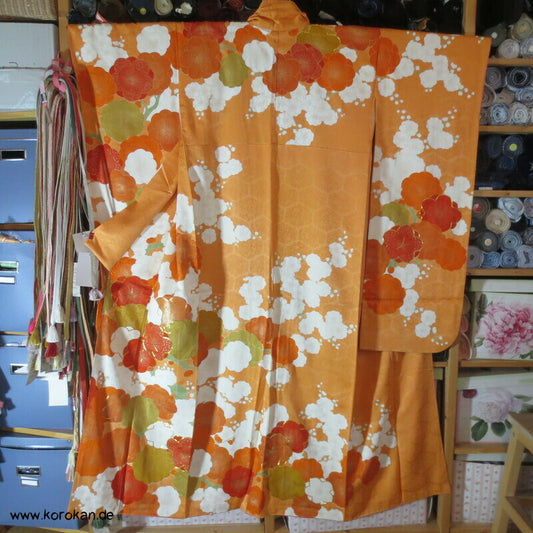 große Blüten auf mandarin - gold Furisode Seidendamast Kimono, goldbestickt