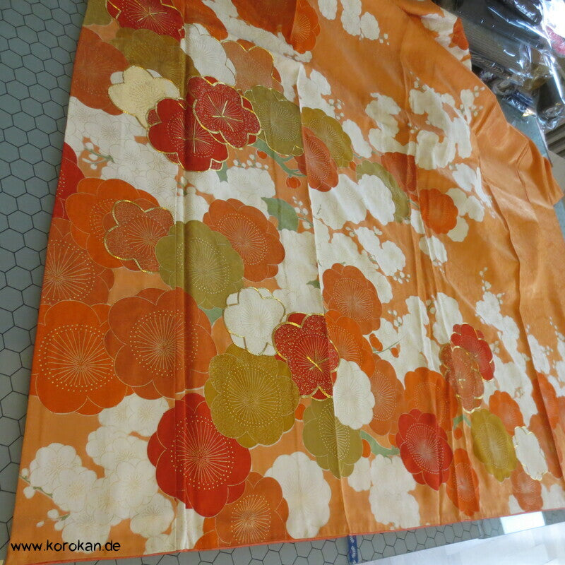 große Blüten auf mandarin - gold Furisode Seidendamast Kimono, goldbestickt
