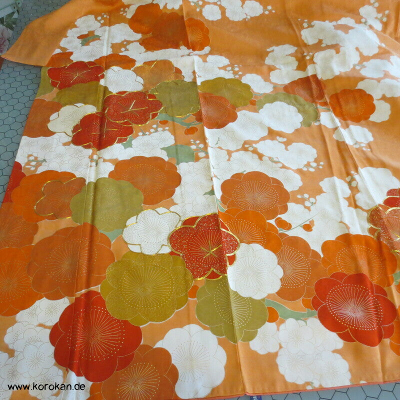 große Blüten auf mandarin - gold Furisode Seidendamast Kimono, goldbestickt