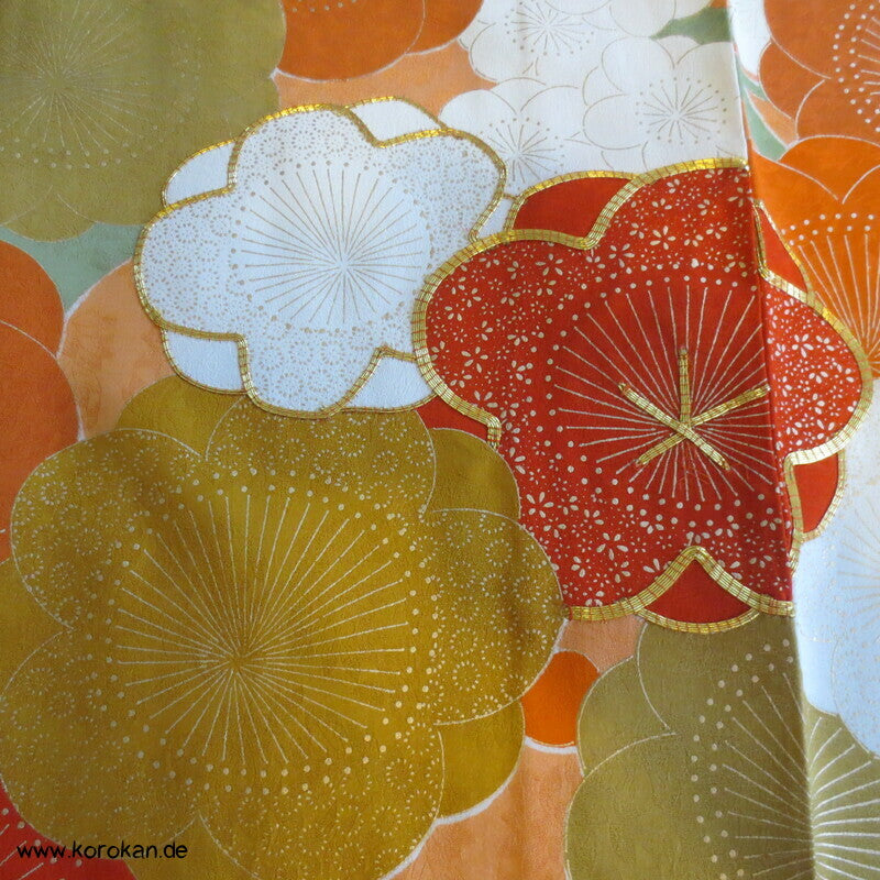 große Blüten auf mandarin - gold Furisode Seidendamast Kimono, goldbestickt