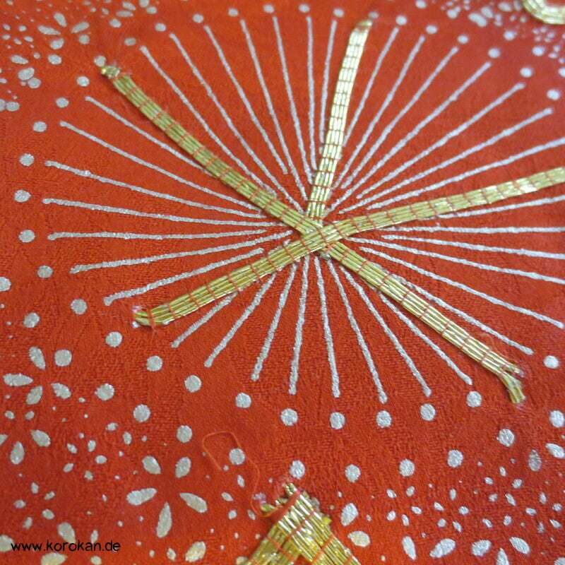 große Blüten auf mandarin - gold Furisode Seidendamast Kimono, goldbestickt