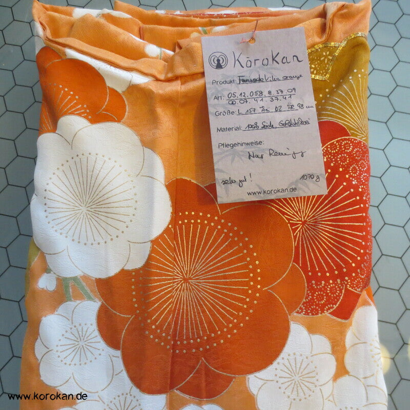 große Blüten auf mandarin - gold Furisode Seidendamast Kimono, goldbestickt