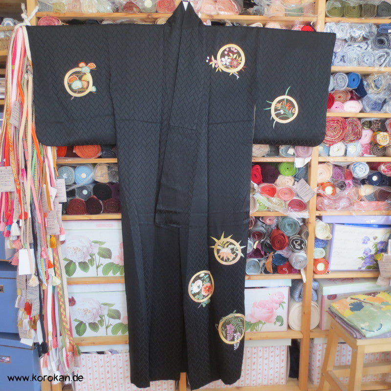 schwarzer Homongi Seidendamast Kimono mit bunten "Blumenspiegeln" - Stickereien