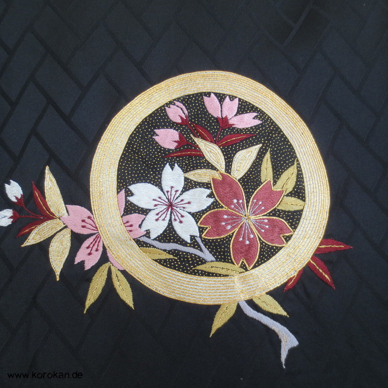 schwarzer Homongi Seidendamast Kimono mit bunten "Blumenspiegeln" - Stickereien
