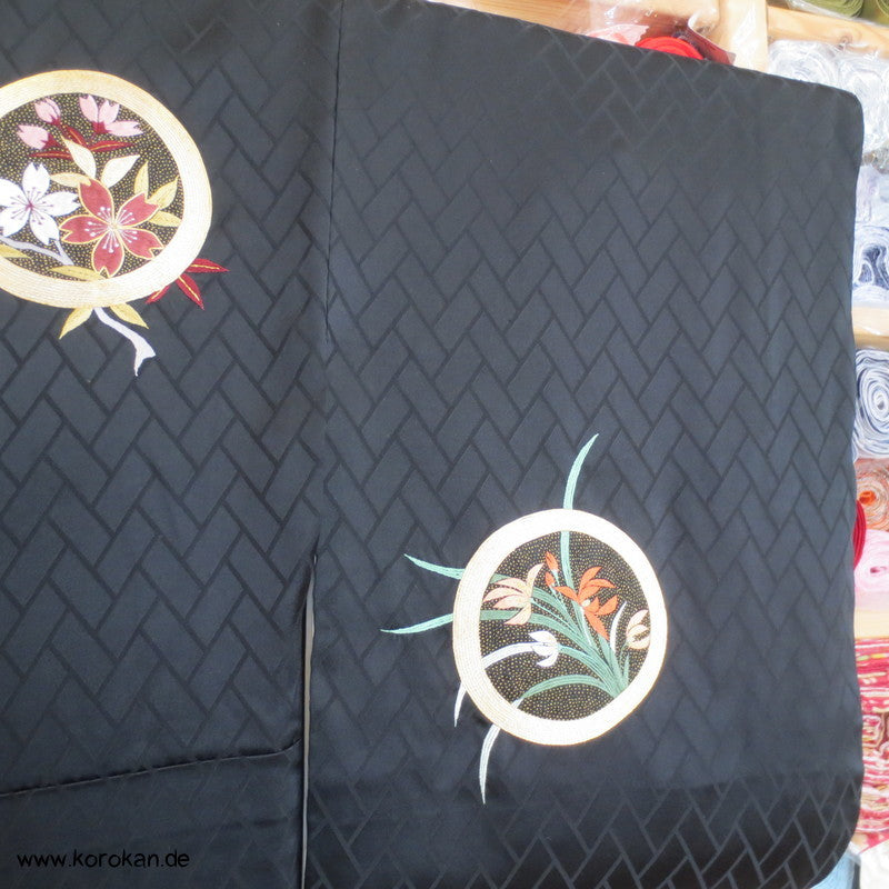 schwarzer Homongi Seidendamast Kimono mit bunten "Blumenspiegeln" - Stickereien