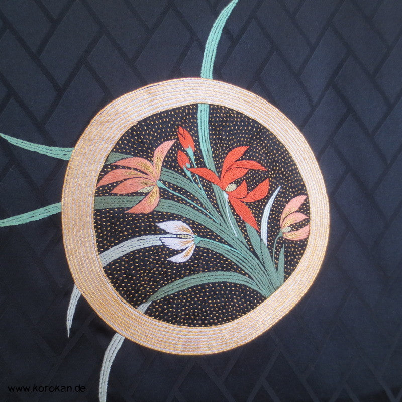 schwarzer Homongi Seidendamast Kimono mit bunten "Blumenspiegeln" - Stickereien