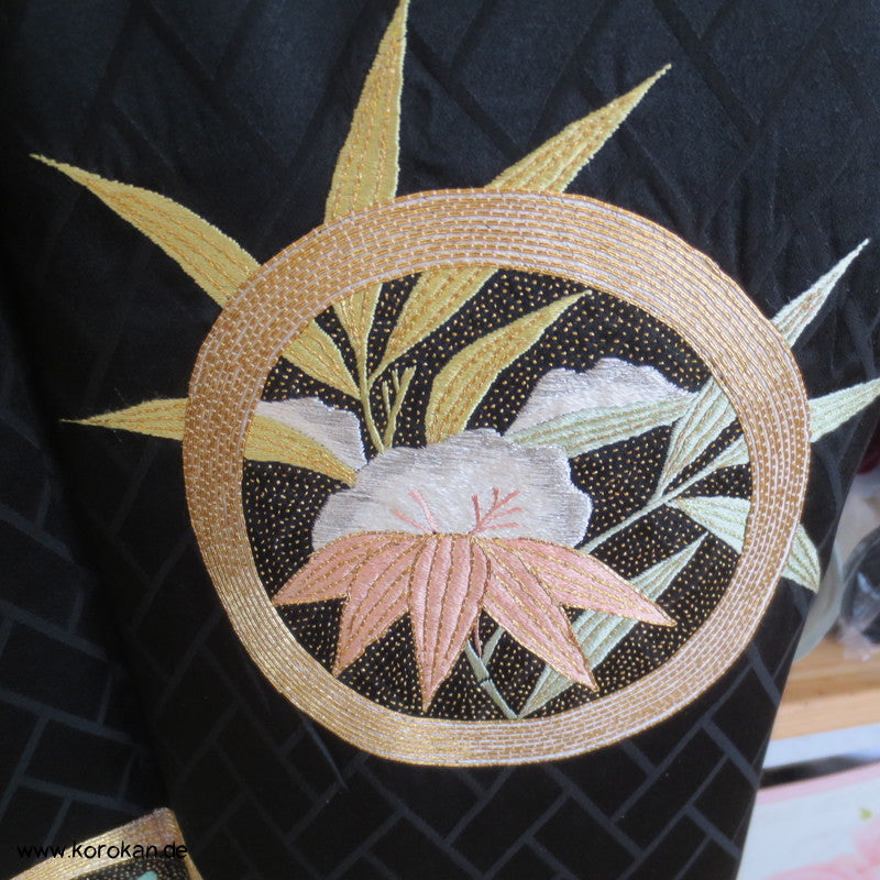 schwarzer Homongi Seidendamast Kimono mit bunten "Blumenspiegeln" - Stickereien
