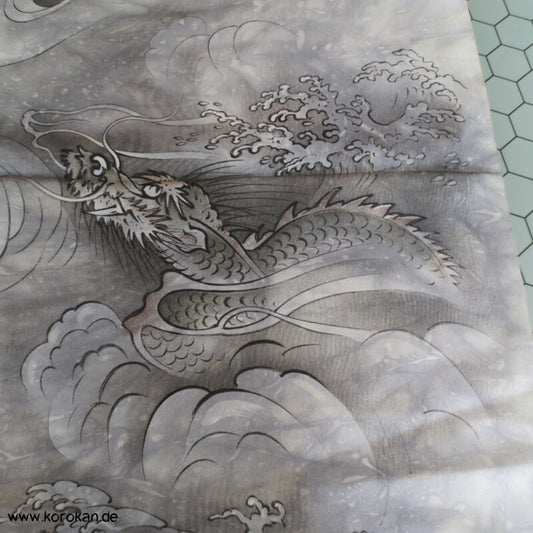 Seidentaft Kimonofutter Stoffrest Drachen in Wellen