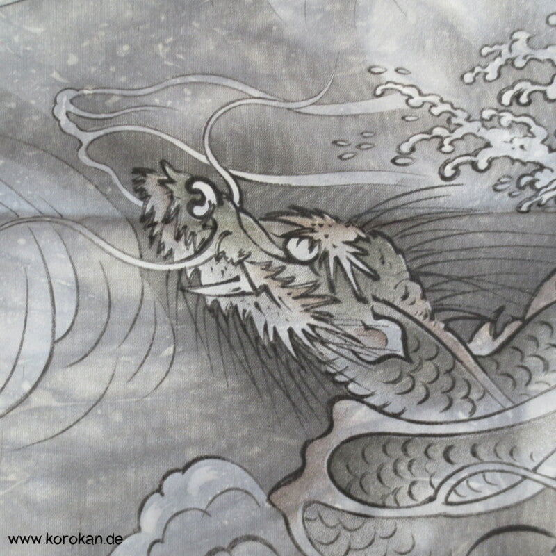 Seidentaft Kimonofutter Stoffrest Drachen in Wellen