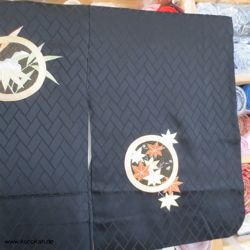 schwarzer Homongi Seidendamast Kimono mit bunten "Blumenspiegeln" - Stickereien