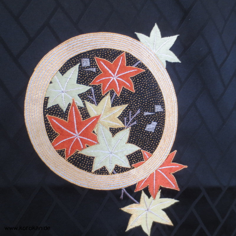 schwarzer Homongi Seidendamast Kimono mit bunten "Blumenspiegeln" - Stickereien
