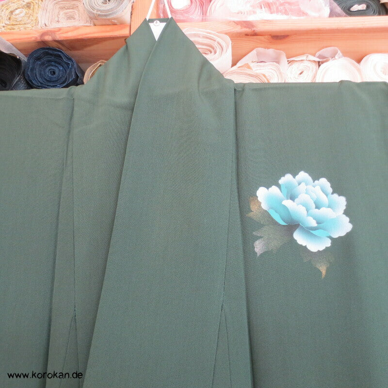 Kamelien und Päonien auf dunkelgrüner Seidencrepe Furisode Kimono