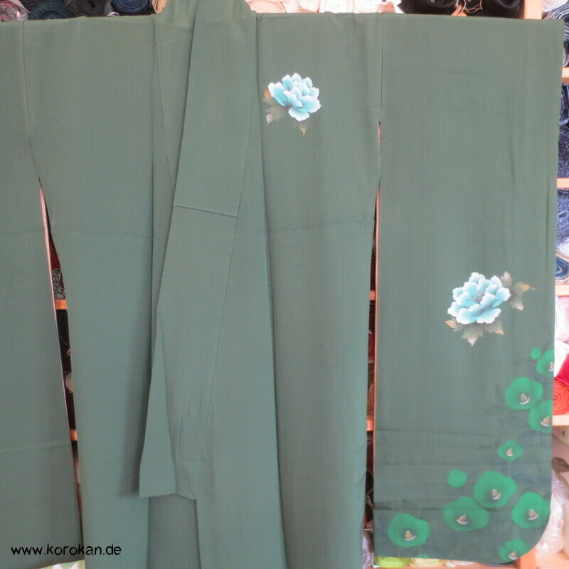 Kamelien und Päonien auf dunkelgrüner Seidencrepe Furisode Kimono