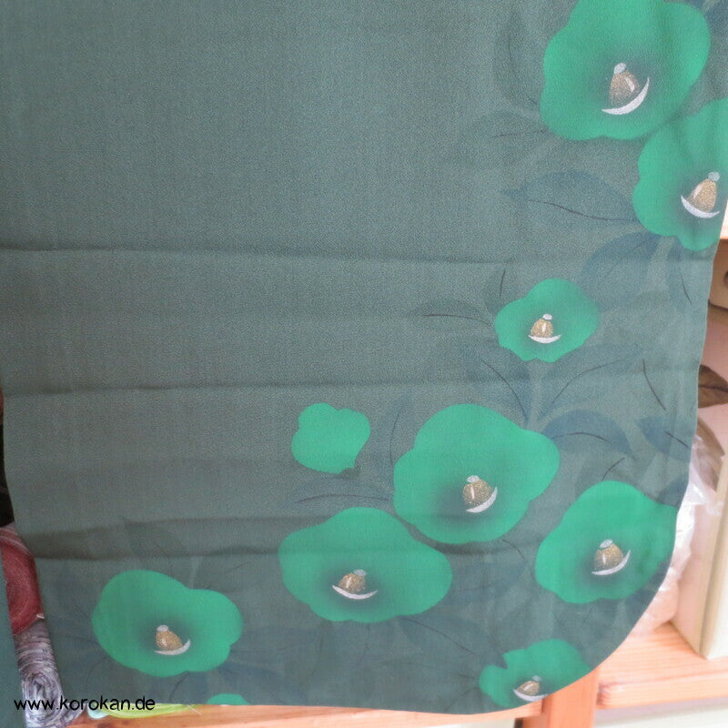 Kamelien und Päonien auf dunkelgrüner Seidencrepe Furisode Kimono