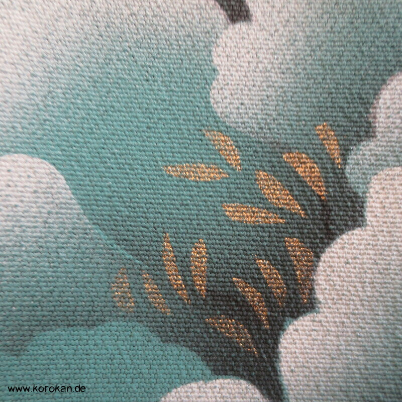 Kamelien und Päonien auf dunkelgrüner Seidencrepe Furisode Kimono