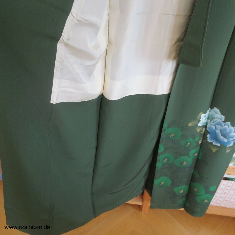 Kamelien und Päonien auf dunkelgrüner Seidencrepe Furisode Kimono