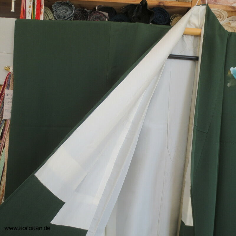 Kamelien und Päonien auf dunkelgrüner Seidencrepe Furisode Kimono