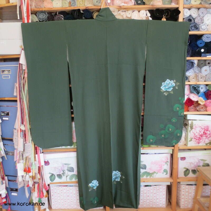 Kamelien und Päonien auf dunkelgrüner Seidencrepe Furisode Kimono