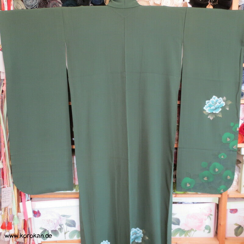 Kamelien und Päonien auf dunkelgrüner Seidencrepe Furisode Kimono