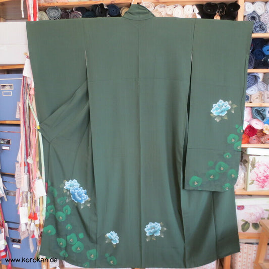 Kamelien und Päonien auf dunkelgrüner Seidencrepe Furisode Kimono