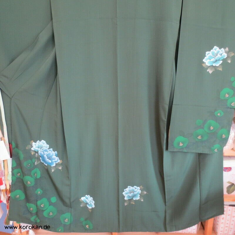 Kamelien und Päonien auf dunkelgrüner Seidencrepe Furisode Kimono