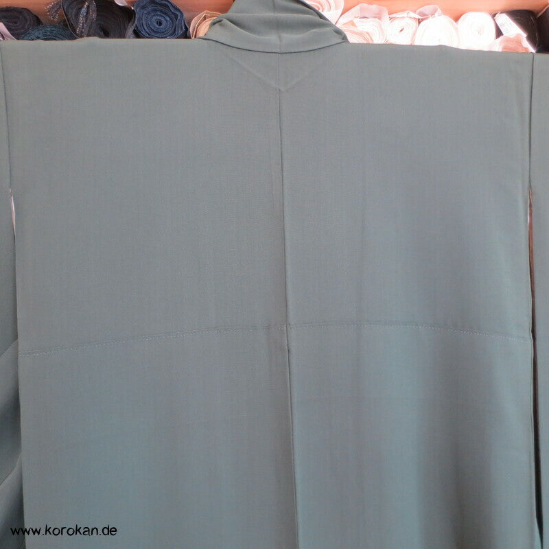 Kamelien und Päonien auf dunkelgrüner Seidencrepe Furisode Kimono