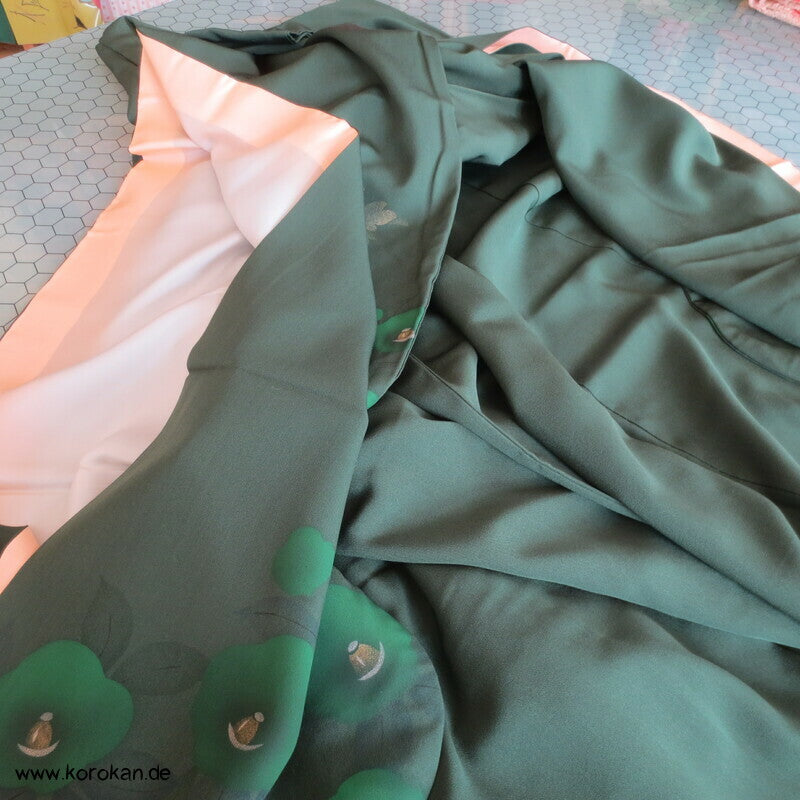 Kamelien und Päonien auf dunkelgrüner Seidencrepe Furisode Kimono