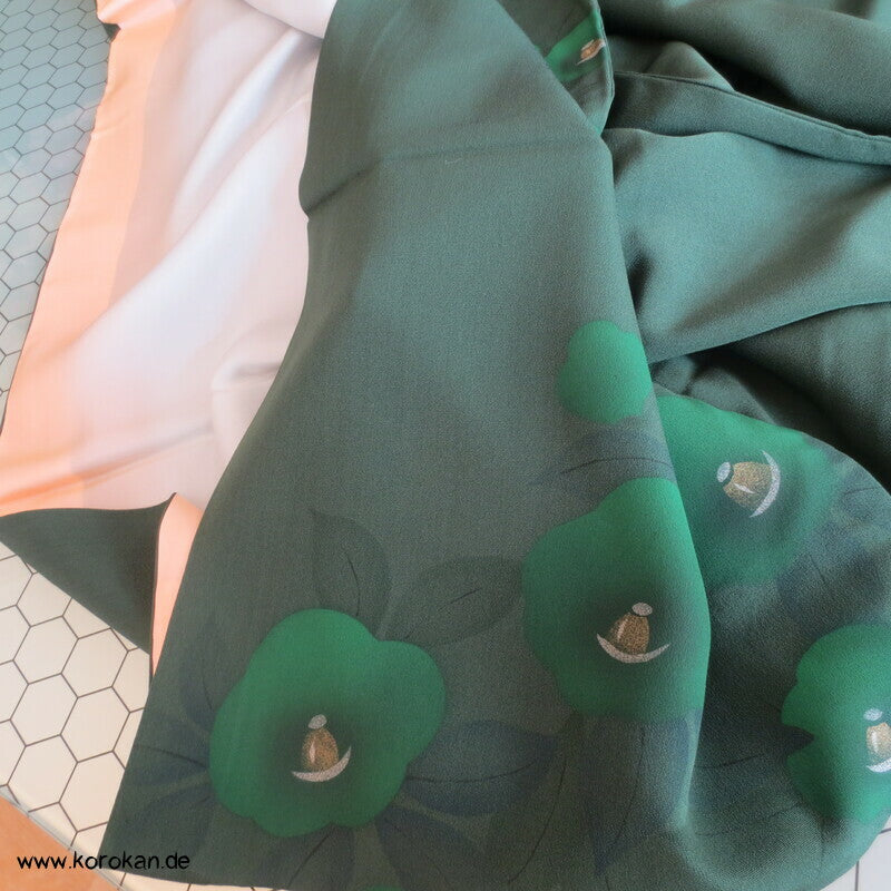 Kamelien und Päonien auf dunkelgrüner Seidencrepe Furisode Kimono