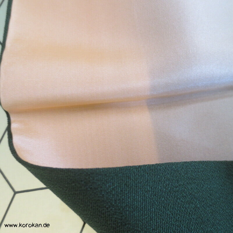 Kamelien und Päonien auf dunkelgrüner Seidencrepe Furisode Kimono