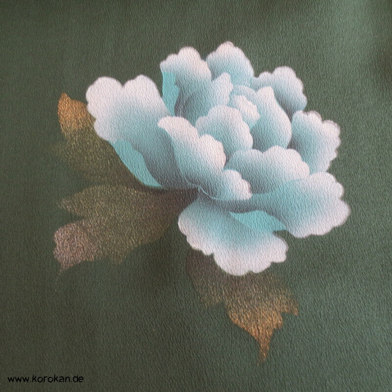 Kamelien und Päonien auf dunkelgrüner Seidencrepe Furisode Kimono