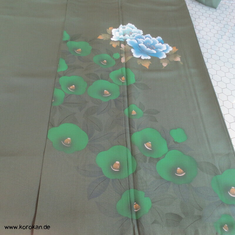 Kamelien und Päonien auf dunkelgrüner Seidencrepe Furisode Kimono