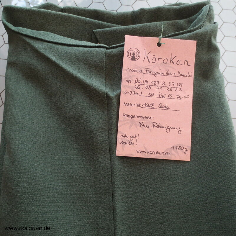 Kamelien und Päonien auf dunkelgrüner Seidencrepe Furisode Kimono