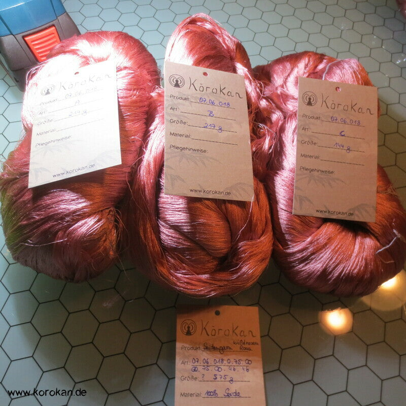 wildrosenrosa Seidengarn zum Weben aus japanischer Obi Werkstatt