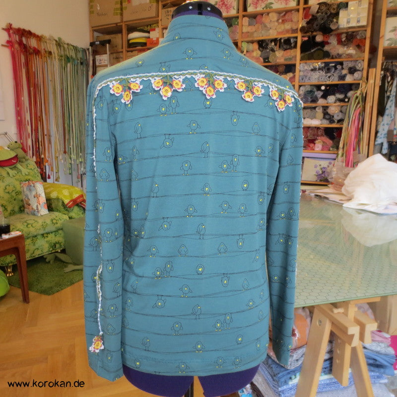 kleine Vögel auf petrol Baumwolljersey T Shirt Jacke, handgehäkelte Borte