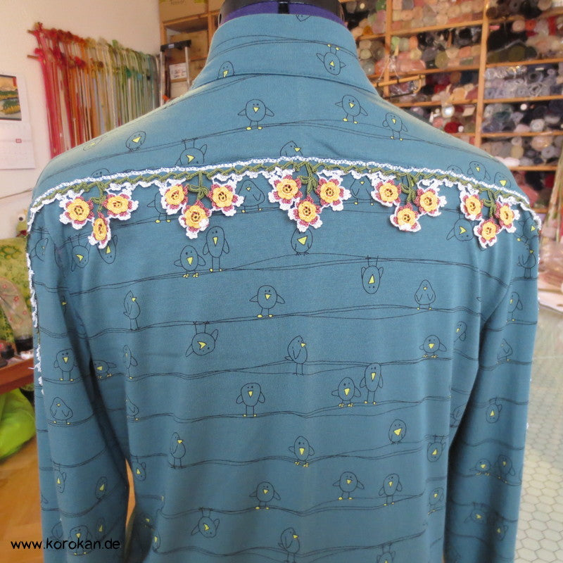 kleine Vögel auf petrol Baumwolljersey T Shirt Jacke, handgehäkelte Borte