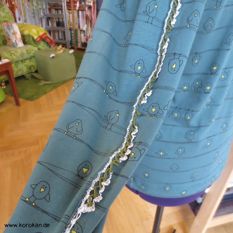 kleine Vögel auf petrol Baumwolljersey T Shirt Jacke, handgehäkelte Borte