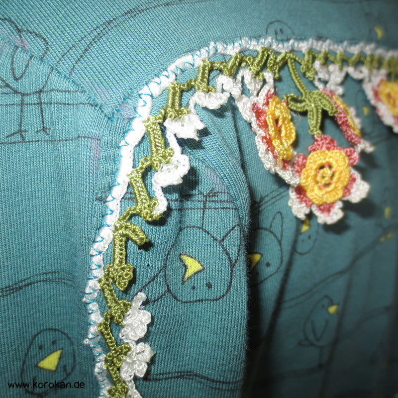 kleine Vögel auf petrol Baumwolljersey T Shirt Jacke, handgehäkelte Borte