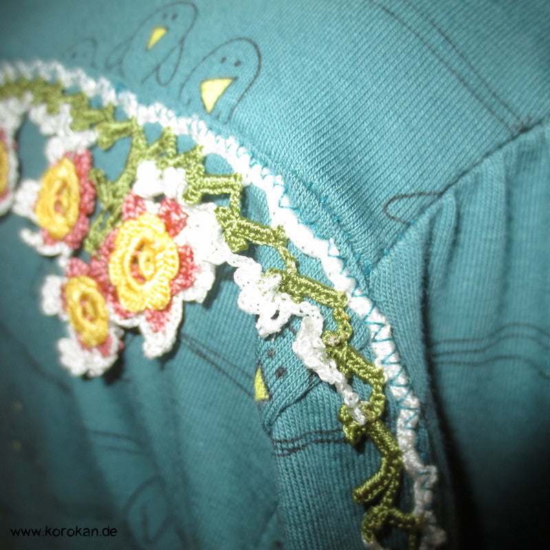kleine Vögel auf petrol Baumwolljersey T Shirt Jacke, handgehäkelte Borte