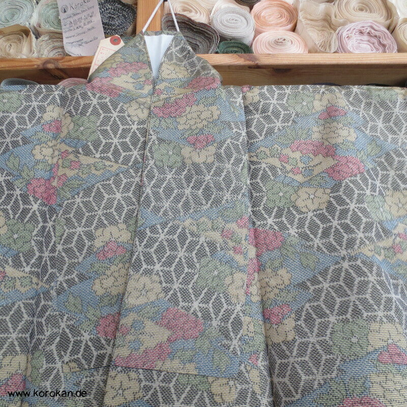 Tsumugi Seiden Kasuri Asanoha mit Blüten Kimono