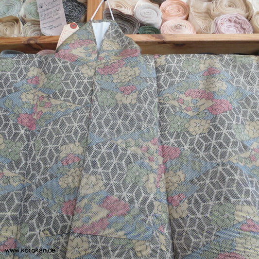Tsumugi Seiden Kasuri Asanoha mit Blüten Kimono
