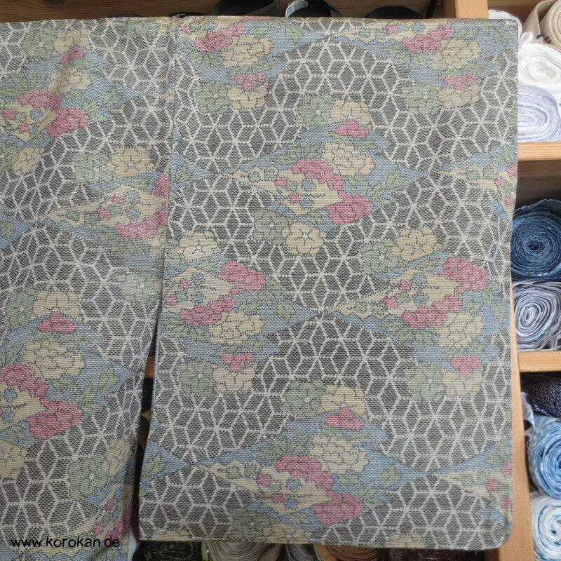 Tsumugi Seiden Kasuri Asanoha mit Blüten Kimono