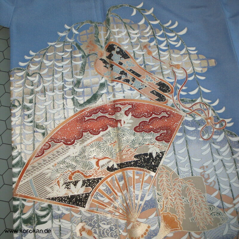 Irotomesode Hitoe Kimono mit Fächern in Schneelandschaft