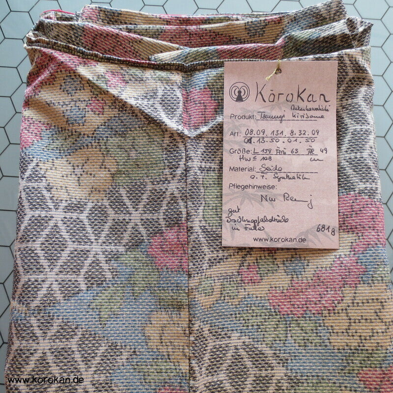 Tsumugi Seiden Kasuri Asanoha mit Blüten Kimono
