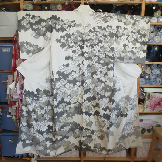 grau - goldene Weinblattranken Homongi Kimono Hitta Seidenjacquard