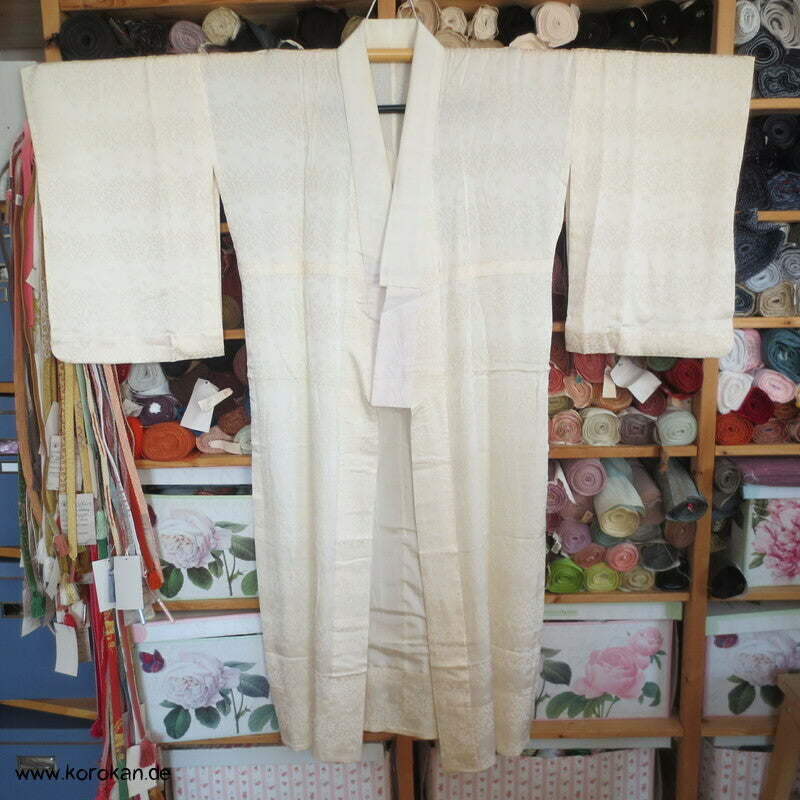 feine Blüten, helle Seide Juban Unterkimono